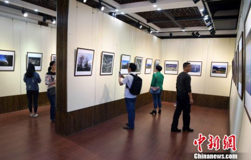 4月13日,《读图时代》——福建省华侨摄影学会摄影作品系列展首展在位于福州三坊七巷的福建华侨文化展示中心启幕。 记者刘可耕 摄 4月13日,《读图时代》——福建省华侨摄影学会摄影作品系列展首展在位于福州三坊七巷的福建华侨文化展示中心启幕。 记者刘可耕 摄