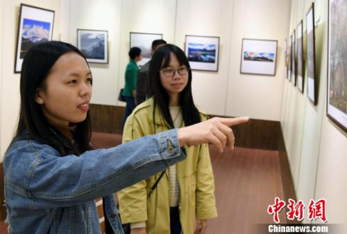 《读图时代》——福建省华侨摄影学会摄影作品系列展首展,共展出福建省华侨摄影学会的摄影作品共60多幅,摄影家们以独特的视角,记录下西藏、新疆的美好瞬间和发展的崭新风貌,吸引观众眼球。 记者刘可耕 摄 《读图时代》——福建省华侨摄影学会摄影作品系列展首展,共展出福建省华侨摄影学会的摄影作品共60多幅,摄影家们以独特的视角,记录下西藏、新疆的美好瞬间和发展的崭新风貌,吸引观众眼球。 记者刘可耕 摄