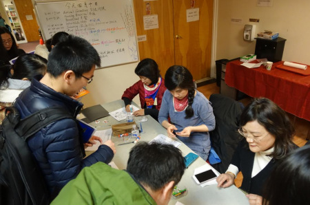 志愿者协助申请人完善申请材料。 志愿者协助申请人完善申请材料。