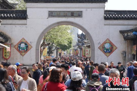 惠山古镇内游人如织。 孙权 摄 惠山古镇内游人如织。 孙权 摄