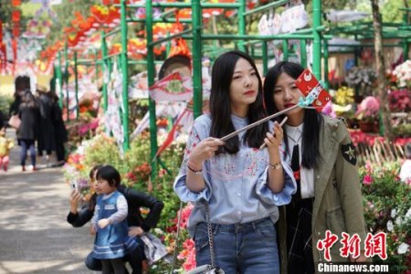 年轻人拿起自拍杆,在惠山古镇留影。 孙权 摄 年轻人拿起自拍杆,在惠山古镇留影。 孙权 摄