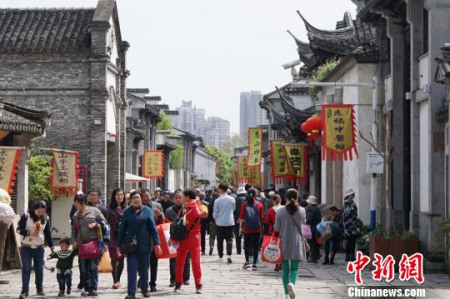 惠山古镇有无锡历史文化露天博物馆的美誉，古镇内排列着80个姓氏的118座祠堂，构成了独特的“祠堂群”景观。(孙权 摄)