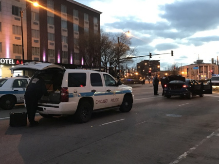 一辆深蓝色优步车,在华埠被歹徒拦下当街开枪,图为警察在现场进行调查。(美国《世界日报》/黄惠玲 摄) 一辆深蓝色优步车,在华埠被歹徒拦下当街开枪,图为警察在现场进行调查。(美国《世界日报》/黄惠玲 摄)