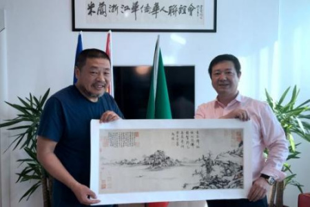 著名书画家庞戎教授与米兰浙江华侨华人联谊会会长、银河互赢机构董事长朱金亮合影。