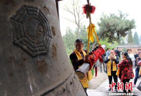 各界民众300余人参加祭祀典礼 韩冰 摄