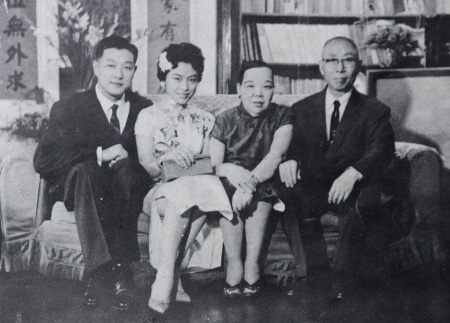 民国四十九年十月四日与家人摄于台北青田街寓所