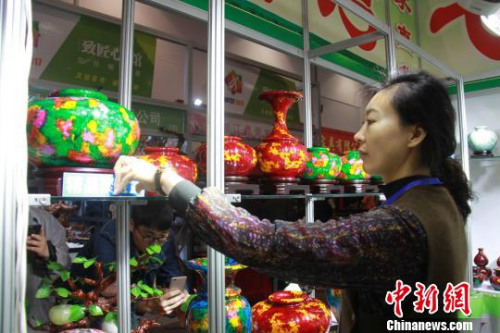 台湾七彩玉展区。 曾洁 摄 台湾七彩玉展区。 曾洁 摄