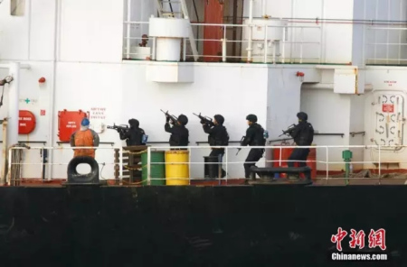 中国海军登船解救被困船员