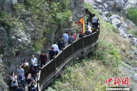 海外华文媒体一行踏访先秦古栈道,一探古蜀道的历史文化魅力。张浪 摄 海外华文媒体一行踏访先秦古栈道,一探古蜀道的历史文化魅力。张浪 摄