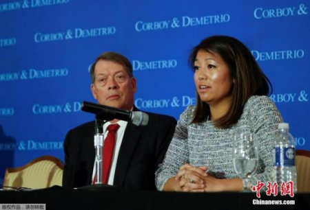 遭暴力驱逐的美国联合航空公司亚裔乘客陶大卫(David Dao音译)的女儿和代表律师,4月13日在芝加哥工会联盟俱乐部召开新闻发布会。 遭暴力驱逐的美国联合航空公司亚裔乘客陶大卫(David Dao音译)的女儿和代表律师,4月13日在芝加哥工会联盟俱乐部召开新闻发布会。