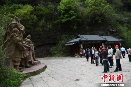 海外华文媒体代表在广元市剑门关采风。 张浪 摄 海外华文媒体代表在广元市剑门关采风。 张浪 摄