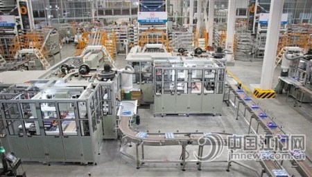 《江门制造2025》提出,要依托维达纸业、广东华泰等造纸及纸制品龙头骨干企业、银洲湖纸业基地等,将互联网技术与企业生产融合,打造成为辐射粤西乃至西南诸省的造纸核心区。 《江门制造2025》提出,要依托维达纸业、广东华泰等造纸及纸制品龙头骨干企业、银洲湖纸业基地等,将互联网技术与企业生产融合,打造成为辐射粤西乃至西南诸省的造纸核心区。