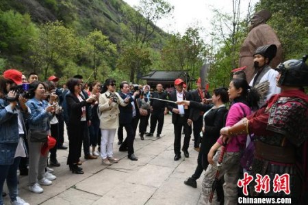 海外华文媒体代表在广元市剑阁县剑门关景区采风,拍摄诸葛亮扮演者。 张浪 摄 海外华文媒体代表在广元市剑阁县剑门关景区采风,拍摄诸葛亮扮演者。 张浪 摄