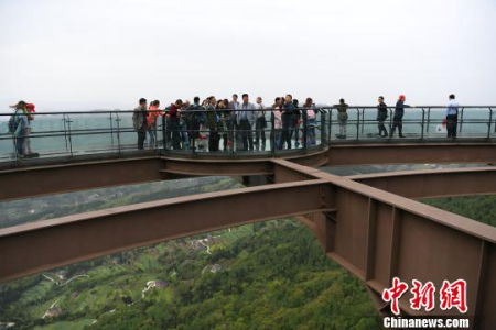 海外华文媒体代表在广元市剑门关玻璃观景平台采风。 张浪 摄 海外华文媒体代表在广元市剑门关玻璃观景平台采风。 张浪 摄