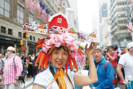 新泽西王远头戴名为“兔儿娶亲”的帽子参加游行，造型可爱且中国味十足的帽子吸引民众争相拍照，身穿旗袍的她成为游行中的“大明星”。