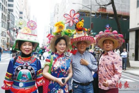 华人参与者精美帽子引人注目。