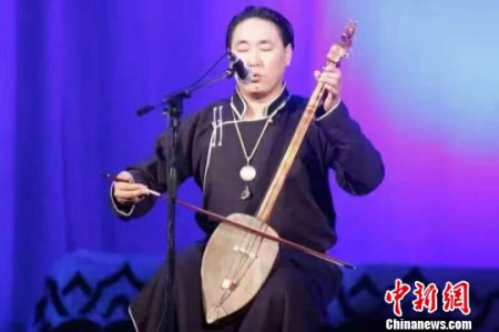 图为青年呼麦表演者青龙的演出剧照。呼和浩特民族演艺集团 供图 图为青年呼麦表演者青龙的演出剧照。呼和浩特民族演艺集团 供图