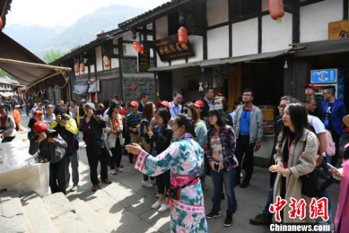 海外华文媒体代表走进昭化古城。 张浪 摄 海外华文媒体代表走进昭化古城。 张浪 摄