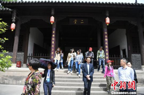 海外华文媒体代表走进昭化古城，了解蜀汉三国文化。　张浪 摄