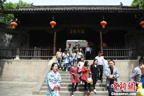 海外华文媒体代表走进昭化古城，了解蜀汉三国文化。　张浪 摄