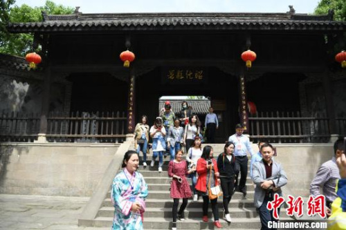 海外华文媒体代表走进昭化古城,了解蜀汉三国文化。 张浪 摄 海外华文媒体代表走进昭化古城,了解蜀汉三国文化。 张浪 摄