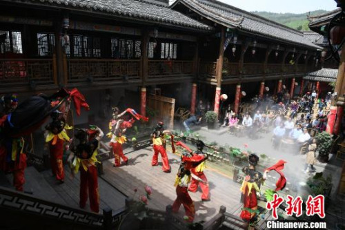 海外华文媒体代表走进昭化古城,了解蜀汉三国文化。 张浪 摄 海外华文媒体代表走进昭化古城,了解蜀汉三国文化。 张浪 摄