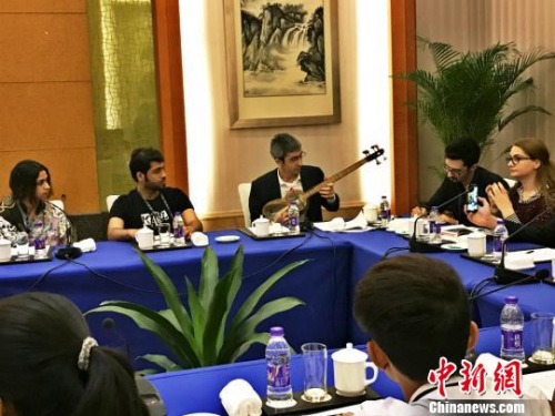 阿塞拜疆小伙子Fazil现场弹唱民族乐器塔尔琴。 刘着之 摄 阿塞拜疆小伙子Fazil现场弹唱民族乐器塔尔琴。 刘着之 摄