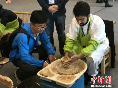 青年代表学习铜官窑瓷器制作。 刘着之 摄 青年代表学习铜官窑瓷器制作。 刘着之 摄