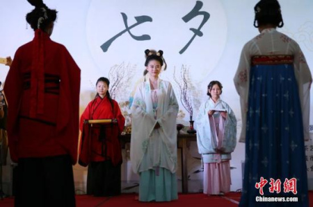 西安百余名汉服爱好者齐聚汉城湖畔,身着汉服向织女星乞求智巧,并以折纸、汉舞表演、茶艺展示等形式度过七夕。图为“乞巧”祭拜。张远 摄 西安百余名汉服爱好者齐聚汉城湖畔,身着汉服向织女星乞求智巧,并以折纸、汉舞表演、茶艺展示等形式度过七夕。图为“乞巧”祭拜。张远 摄