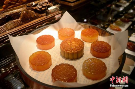 工艺美术大师雕出玉石“月饼”迎中秋 <a target='_blank' href='http://www.chinanews.com/'>中新社</a>记者 程景伟 摄 工艺美术大师雕出玉石“月饼”迎中秋 <a target='_blank' href='http://www.chinanews.com/'>中新社</a>记者 程景伟 摄