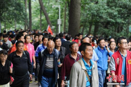 贵阳市民重阳节集体登上黔灵山望远。<a target='_blank' href='http://www.chinanews.com/'>中新社</a>记者 贺俊怡 摄 贵阳市民重阳节集体登上黔灵山望远。<a target='_blank' href='http://www.chinanews.com/'>中新社</a>记者 贺俊怡 摄