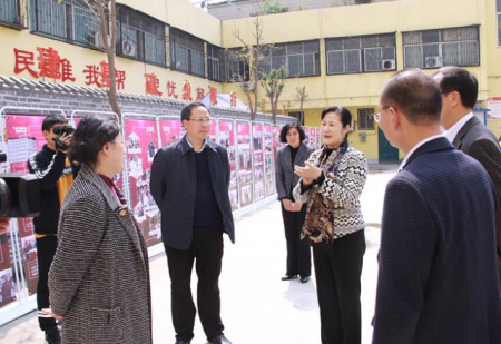 董锦燕参观川汇区侨联“情暖侨心、情系侨胞”工作图片展。 董锦燕参观川汇区侨联“情暖侨心、情系侨胞”工作图片展。