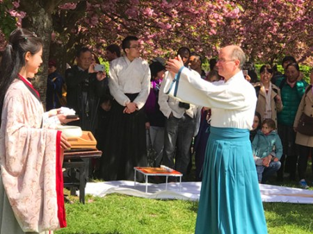 在樱花上巳节上，法国人菲利普(右)参加祓禊礼。