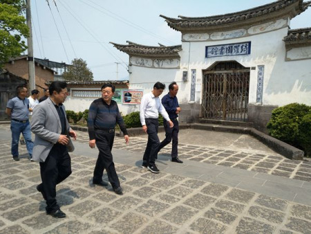 考察团走进腾越镇下绮罗社区图书馆。 考察团走进腾越镇下绮罗社区图书馆。