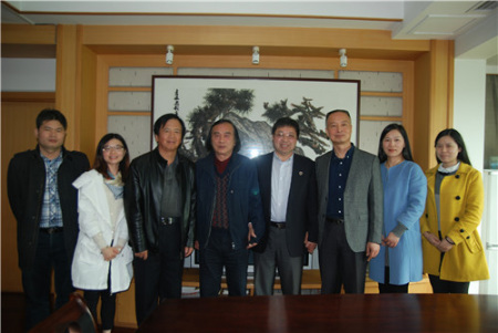 黄浩明理事长（左五）、梁星心副厅长（左六）等与省侨商会秘书处工作人员合影。