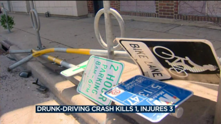 疑喝酒开车的驾驶，撞上女学生后，还撞倒多个路标。(美国《世界日报》)