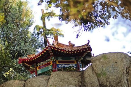 这是4月13日在智利首都圣地亚哥中国公园内拍摄的六角亭。新华社发 这是4月13日在智利首都圣地亚哥中国公园内拍摄的六角亭。新华社发