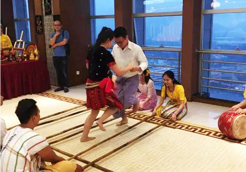 缅甸留学生表演小型竹竿舞。