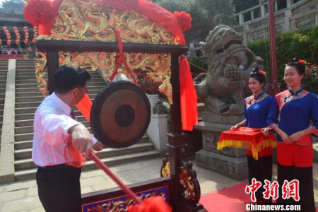 图为莆田市原人大主任林国良先生为庙会启动仪式开锣。 林群华 摄 图为莆田市原人大主任林国良先生为庙会启动仪式开锣。 林群华 摄