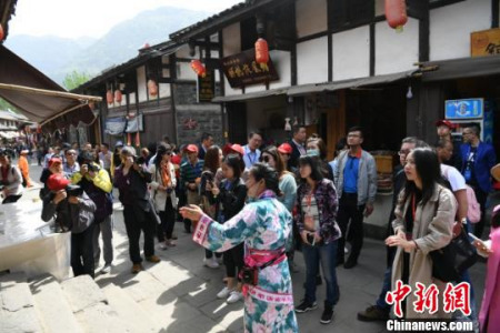 图说:“访蜀道、助申遗——行走中国·2017海外华文媒体美丽四川广元行”走进此行最后一站广元昭化古城,领略古蜀重镇历史沧桑、追寻三国记忆。张浪 摄 图说:“访蜀道、助申遗——行走中国·2017海外华文媒体美丽四川广元行”走进此行最后一站广元昭化古城,领略古蜀重镇历史沧桑、追寻三国记忆。张浪 摄