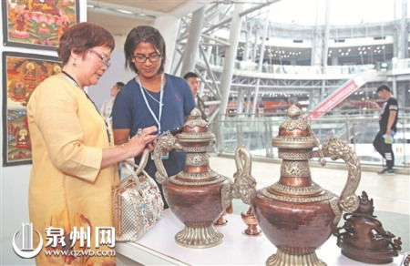 国际客商带着当地特色产品参会 (陈小阳 摄) 国际客商带着当地特色产品参会 (陈小阳 摄)