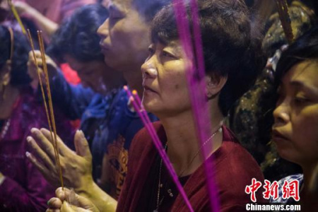 18日晚,妈祖信众们虔诚膜拜、恳切许愿,脸上写满期待。 李南轩 摄 18日晚,妈祖信众们虔诚膜拜、恳切许愿,脸上写满期待。 李南轩 摄