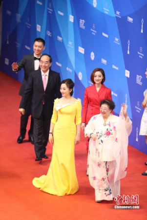 《谢瑶环》亮相今年北京国际电影节的红毯，左二为京剧名家叶少兰