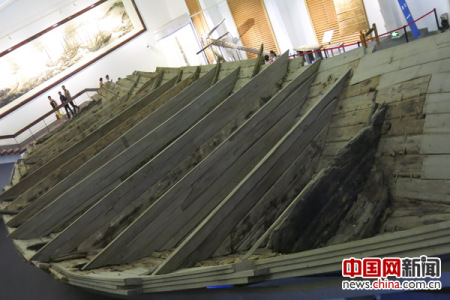 这艘1974年从泉州湾后渚港发掘的宋代沉船，残长24.20米、残宽9.15米，由多层船壳板、13个水密隔舱组成。中国网 记者金慧慧 摄