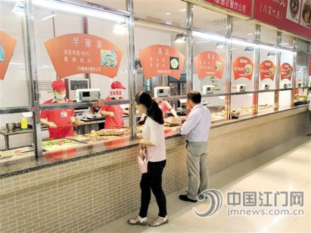 一些市民体验邑大食堂。肖开刚/摄 一些市民体验邑大食堂。肖开刚/摄