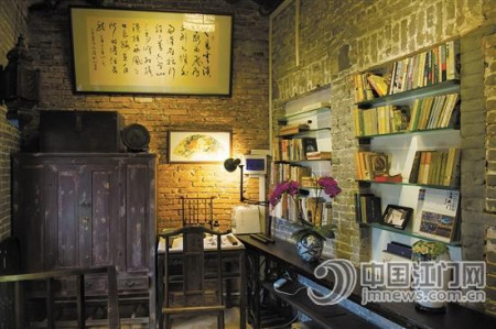 “一屋”的三楼书房古朴典雅。 “一屋”的三楼书房古朴典雅。