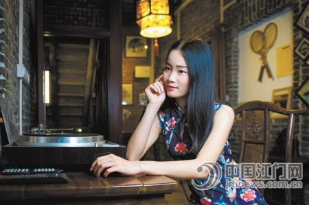 邑大学生在“一屋”欣赏留声机的美妙乐曲。 邑大学生在“一屋”欣赏留声机的美妙乐曲。