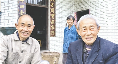 胡老的外甥李官明（左）、李嘉猷（右）高兴地等待舅舅还乡