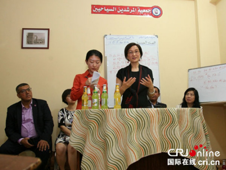 李萍副总编辑与教学中心学员交流。