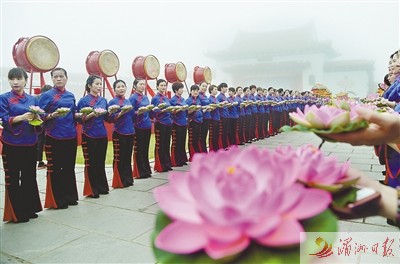 手捧莲花寓意妈祖普渡众生。 手捧莲花寓意妈祖普渡众生。